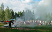 Kuva kesäjuhlilta 21.7.2007:
   alkusammutusta - Tuomas Hampori