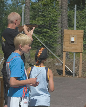 Ilmakivääriammuntapaikalla ampumassa Esa Tammio.
Kuvassa etualalla Janne Silvasti, joka tuli nuorten ilmakiväärisarjassa toiseksi.