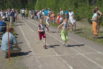 Tyttöjen 8-9 -vuotta sarjan kilpailijat 
Sanna Nurmi, Milja Rantala ja Nea Mattila 60 m koitoksella.