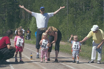 Lähtöviivalla sarjan tytöt ja pojat 2-3 vuotta, 
Melissa Sundström, Jade Aaltonen ja Rasmus Airaksinen, 
odottamassa lähtökäskyä 30 m pikapyrähdykselle.