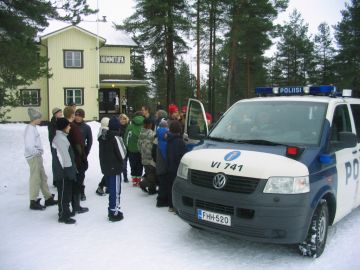 Vihdin poliisi tervehdyskäynnillä
talvileirillä 3.3.2007 klo 16:20