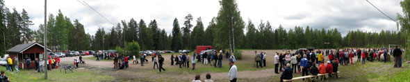 Kuva: Nummituvan piha ja urheilukenttä
Juhannuspäivänä 20.6.2009.